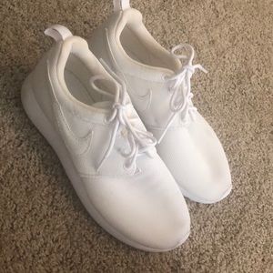 White Nike Roshe